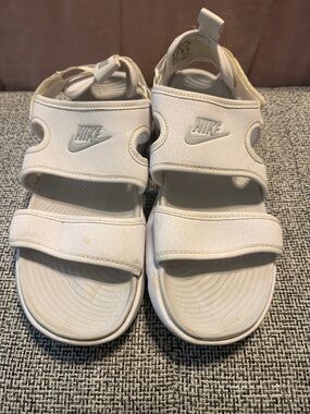 Women size 8 Nike White Double-Strap Hook-and-Loop Sandals